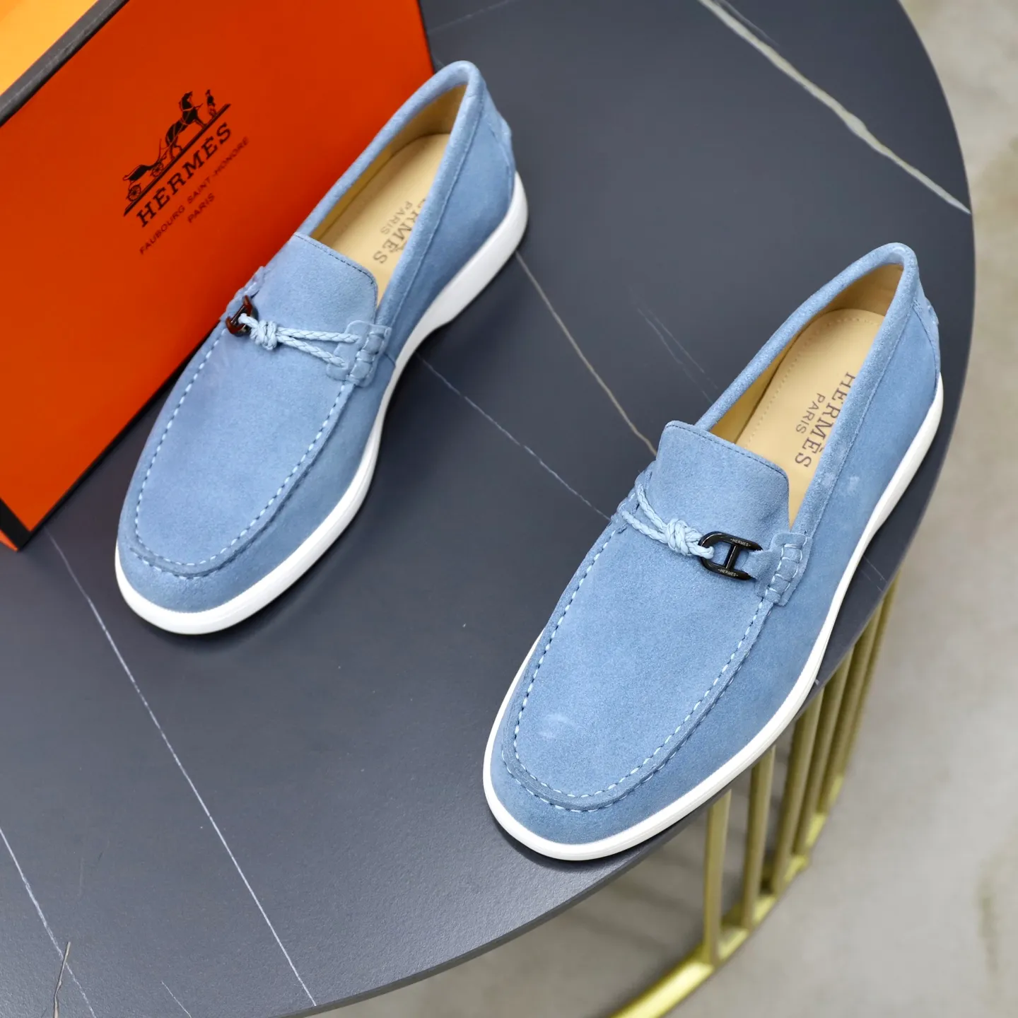 Ex-factory price: 540💰Hermès/Hermès slip-on men's shoes. This shoe is made of imported cow suede leather, with simple and smooth lines, and a 3CM rubber foam ultra-light sole combined with aerodynamic design! Youthful and fashionable, H button decoration, contrasting leather embellishment on the heel, calf lining to gently wrap your feet, with embossed logo cowhide feet, leather rock strips, casual and urban style, highlighting youthful vitality, sports and leisure version, super versatile Size number: 38-39-40-41-42-43-44 Standard leather shoe size (45 can be customized but does not support returns)